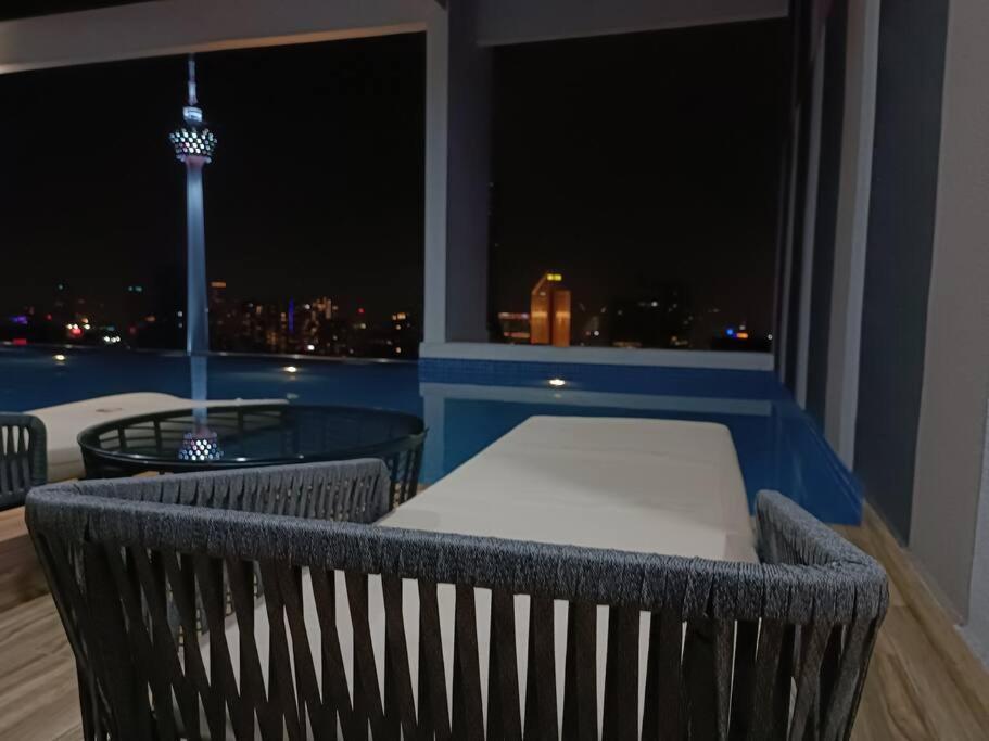 C14B Modern Infinity Pool Klcc Balcony View Apartment Kuala Lumpur Exterior photo